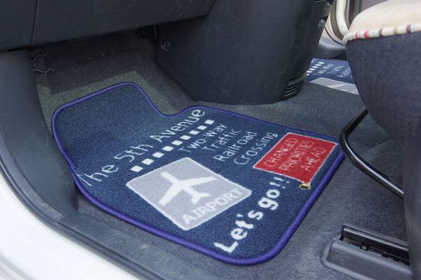 車用クッション フロアマット フロントマット カジュアルフロント 運転席 助手席用 足元用マットです 表地には摩耗に非常に強く 耐久性のあるナイロンを使用しています カーペット ラグ マット こたつ布団